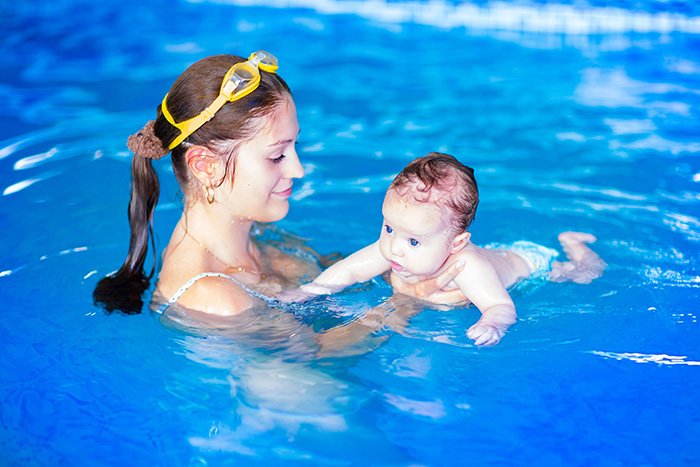 Можно ли купаться кормящей маме в море, в реке или в бассейне?