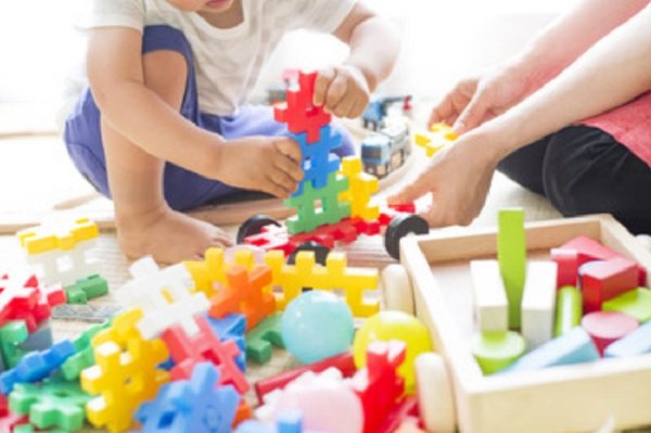 5 простых объяснений, почему малыш ломает свои игрушки