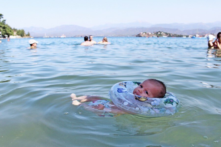 Можно ли беременным купаться в море, речке или озере, стоит ли плавать в бассейне и посещать аквапарк