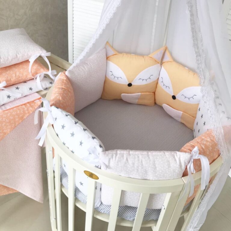 Как украсить детскую кроватку для новорожденных своими руками, оформление колыбели для девочки или мальчика, декоративные мобили и постельное белье