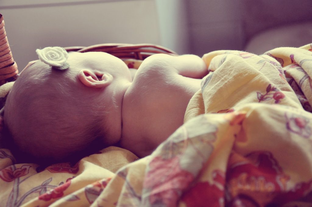 Сон малыша до года: с грудью или без?