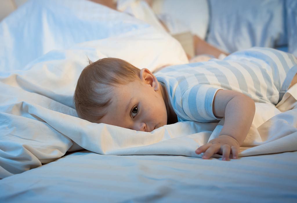 Ребенок в возрасте 8 месяцев стал капризным и плохо спит: что снова происходит?