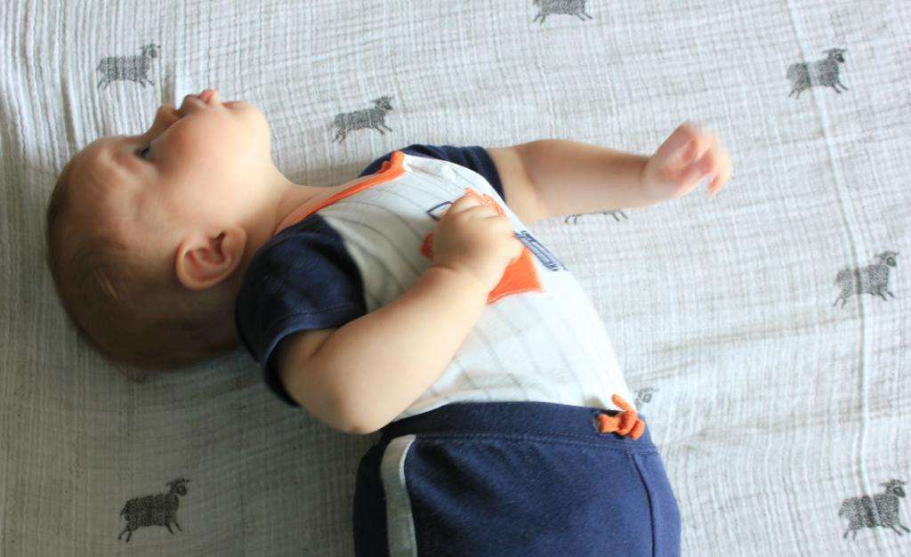 Грудной ребенок капризничает и выгибает спину: причины плача и выгибания малыша