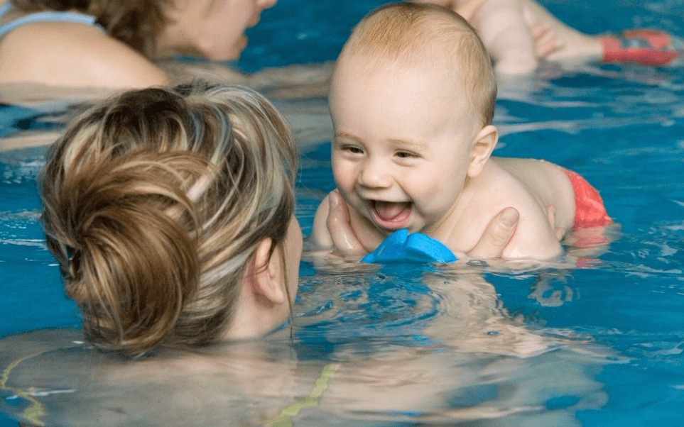 Плавание грудничков в ванне — упражнения и гимнастика
