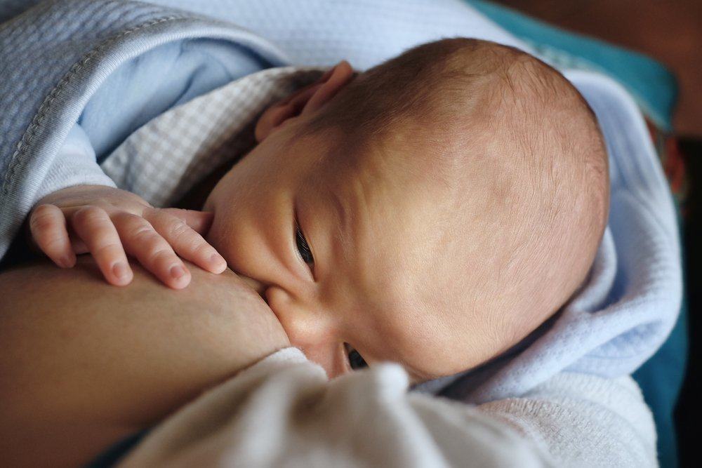 Новорожденный ребёнок висит на груди | уроки для мам