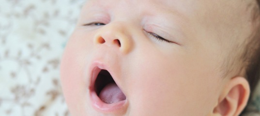 Ребенок в возрасте 8 месяцев стал капризным и плохо спит: что снова происходит?
