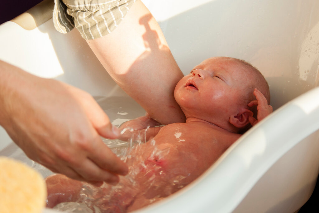 Можно ли купать ребенка после прививки: памятка для родителей