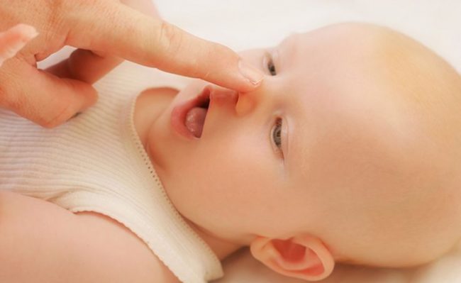 Школа мам: как правильно почистить носик новорожденному
