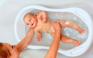 Оптимальная температура воды для купания новорожденного ребенка