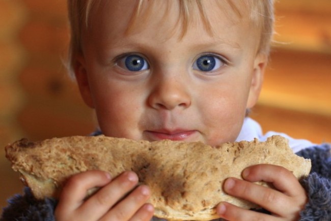 В каком возрасте можно давать хлеб ребенку