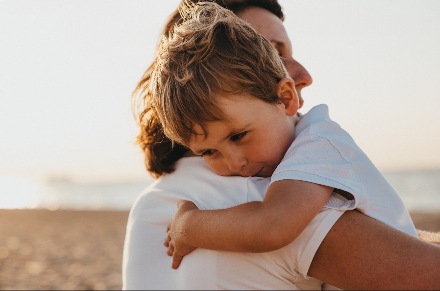 Ребенок не отпускает от себя маму ни на шаг: что делать?