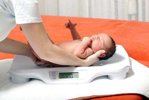 Какая нормальная прибавка в весе у новорожденных детей?