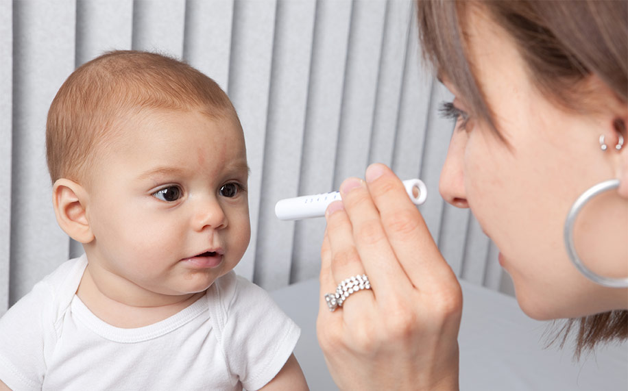 Когда начинает видеть новорожденный: особенности зрения грудничка