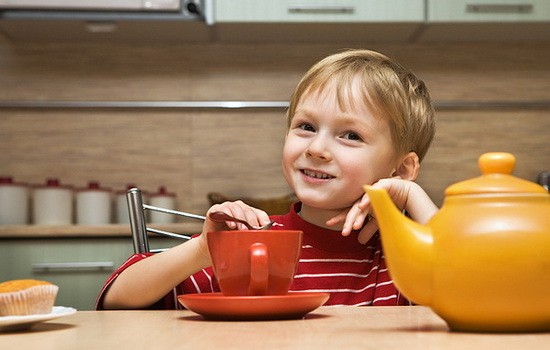 Можно ли маленьким детям давать чай? Когда и какие чаи можно начинать давать?