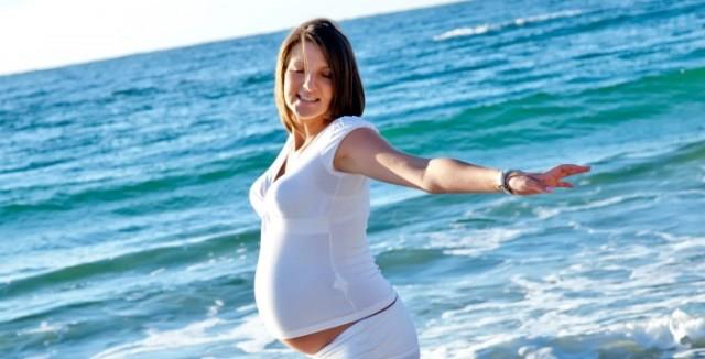 Беременные на море: можно ли купаться и загорать во время беременности