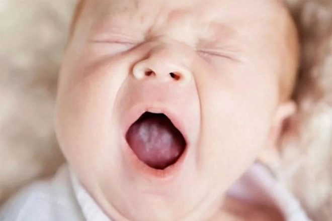 Новорожденный ребенок смеется во сне — причины и что делать родителям