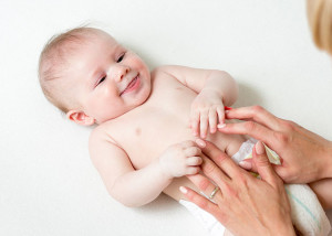 Почему новорожденный поджимает ножки и плачет