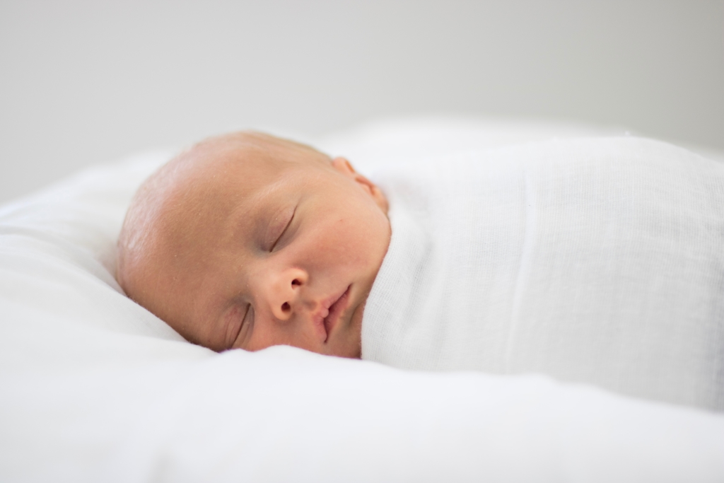 Почему новорожденный плохо спит, способы решения проблемы