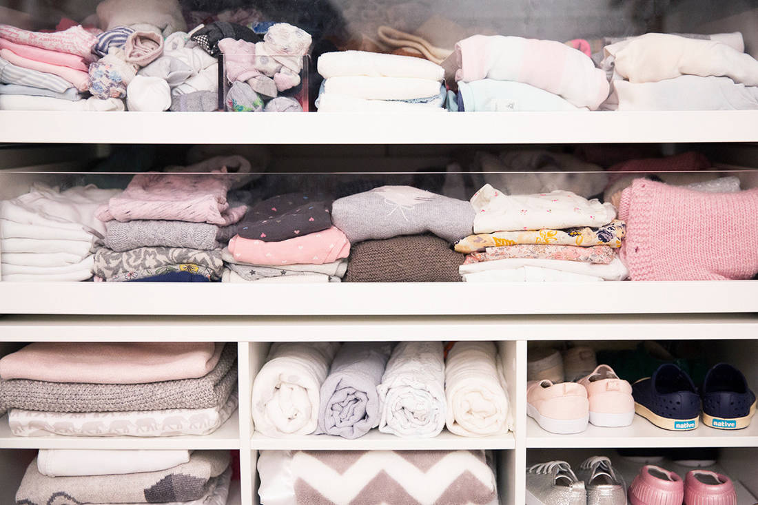 Как навести порядок в детском шкафу: 4 принципа хранение детской одежды