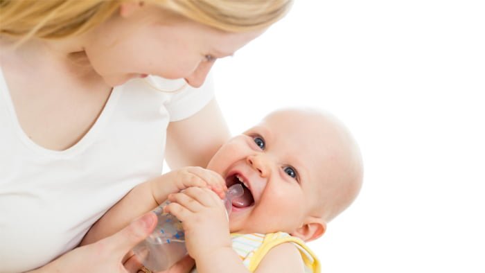 Как правильно кормить новорожденного из бутылочки