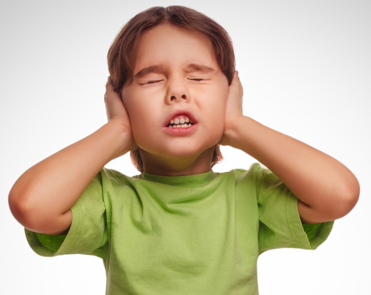 Ребенок боится громких звуков: причины, симптомы, коррекция и советы специалистов - psychbook.ru