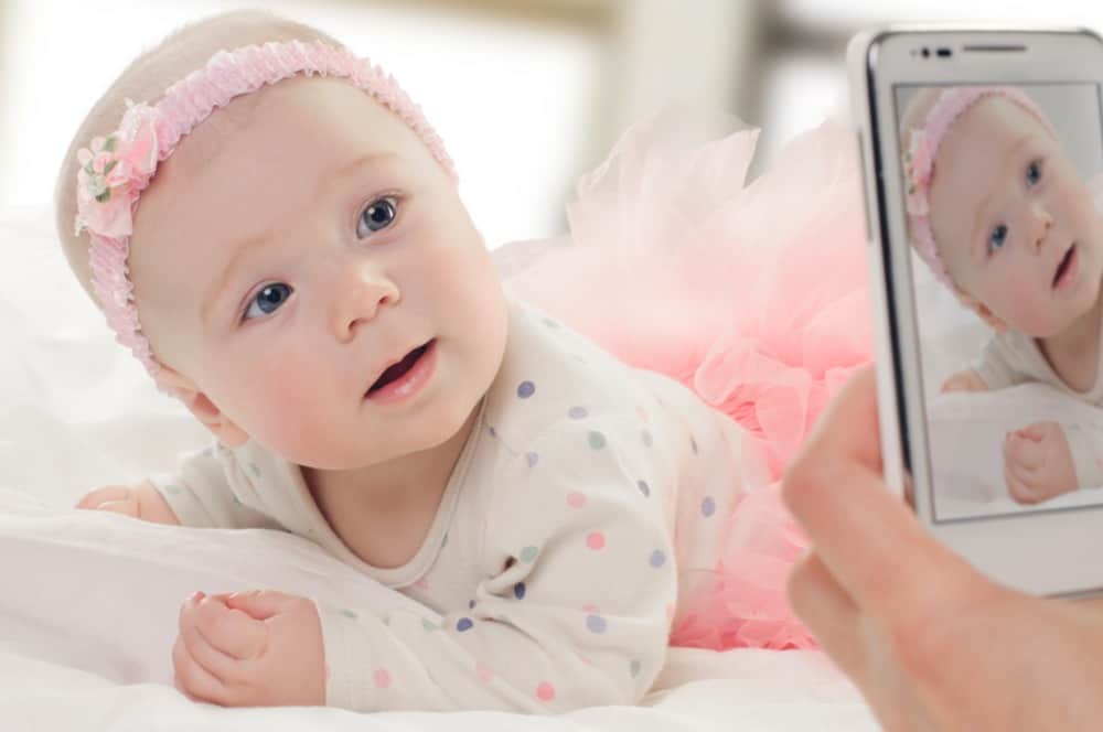 Почему многие мамы боятся выставлять фото с детьми в соцсетях