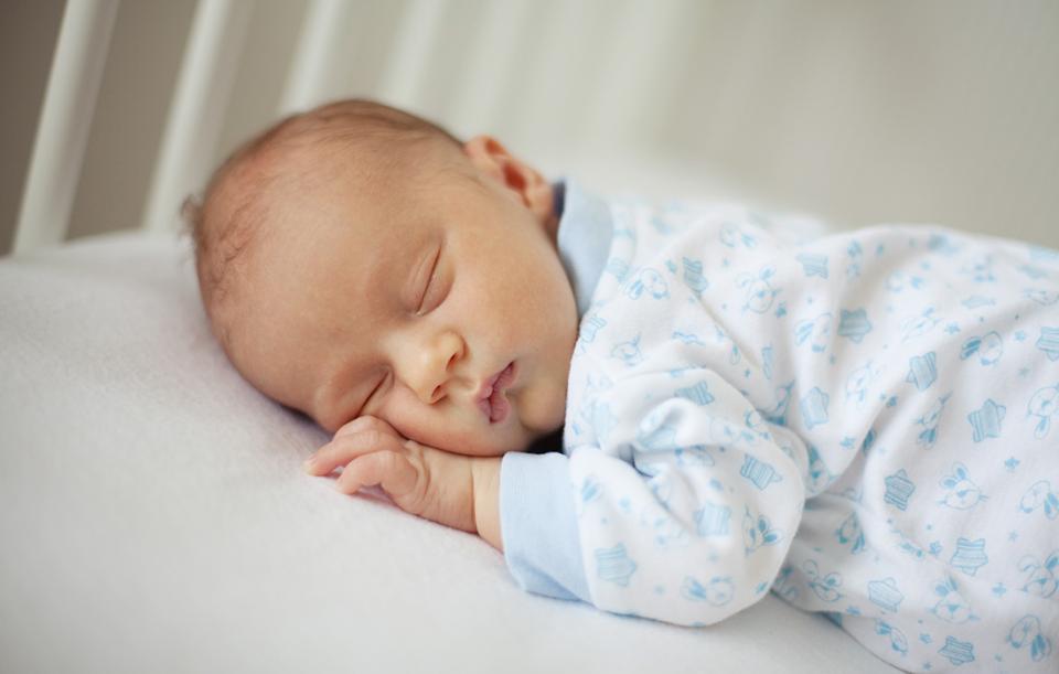 Можно ли новорождённому ребёнку спать на животе