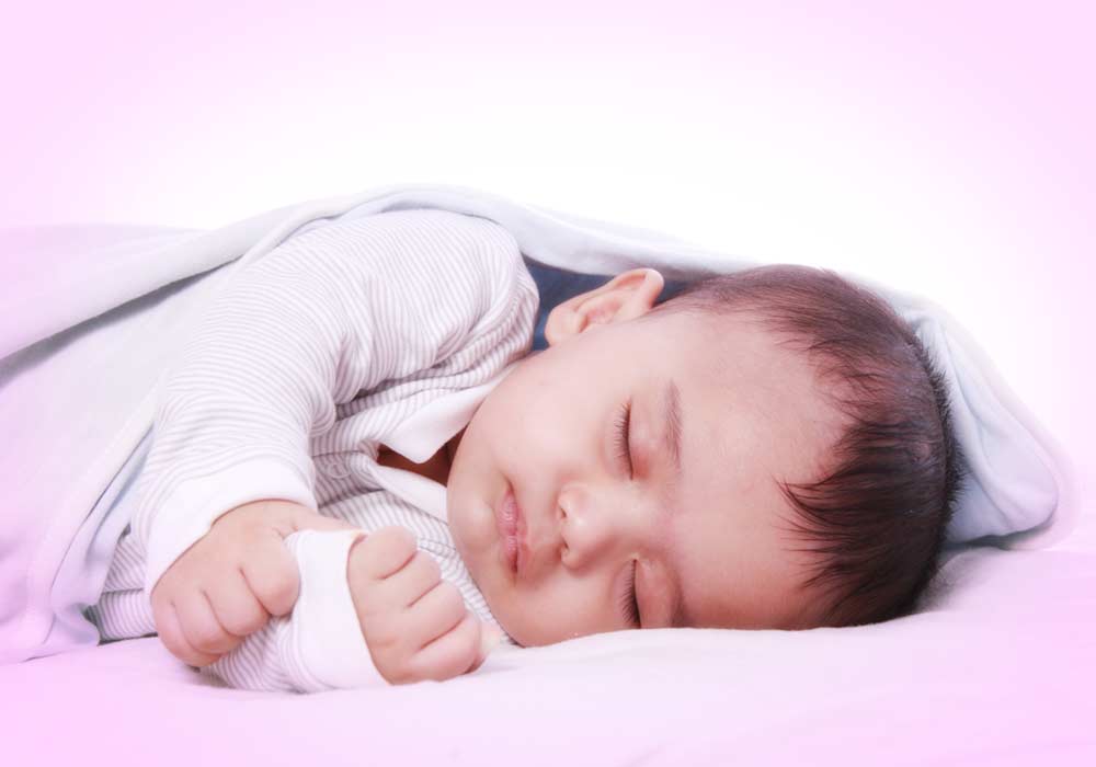 Новорожденный мало спит днем или ночью: причины, почему грудничок капризничает