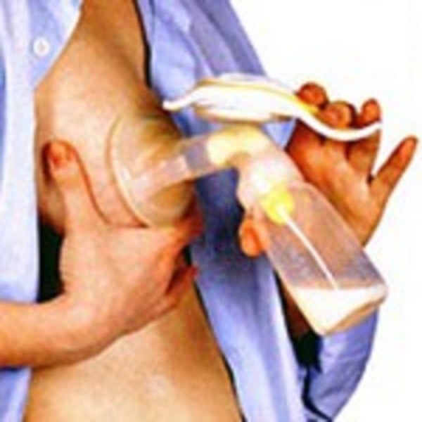 Как сцеживать грудное молоко вручную: 9 шагов