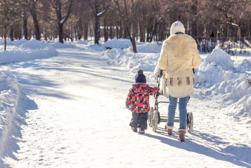Гуляем с пользой: как правильно одеть младенца на прогулку в разное время года