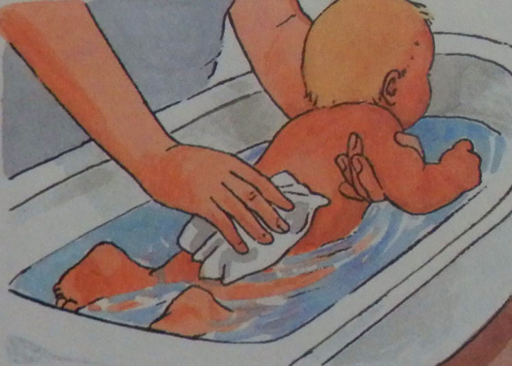 Как правильно подмывать девочку (новорожденную или грудничка) под краном и ухаживать за половыми органами ребенка