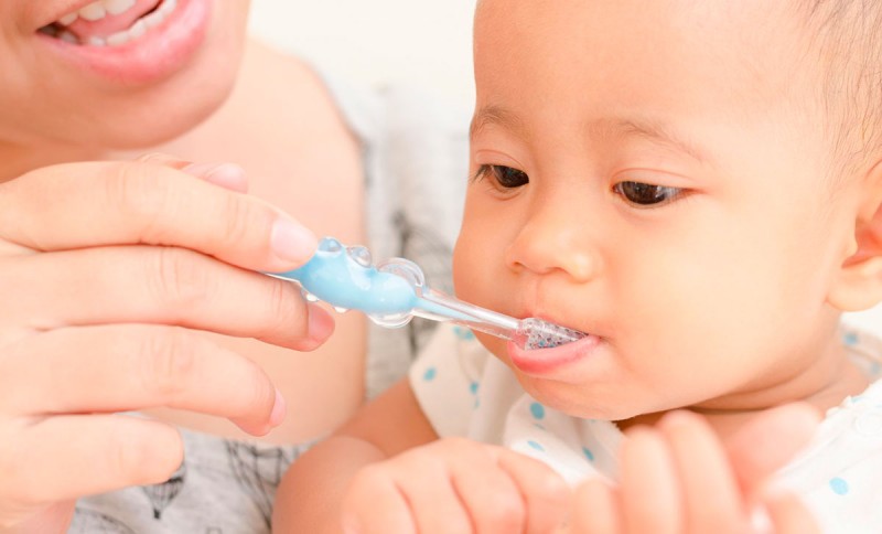 Когда начинать чистить зубы малышу
