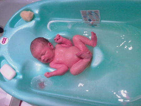 Можно ли купать новорожденного в ванночке с марганцовкой