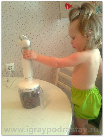 Безопасность детей на кухне: чем занять ребенка пока мама готовит