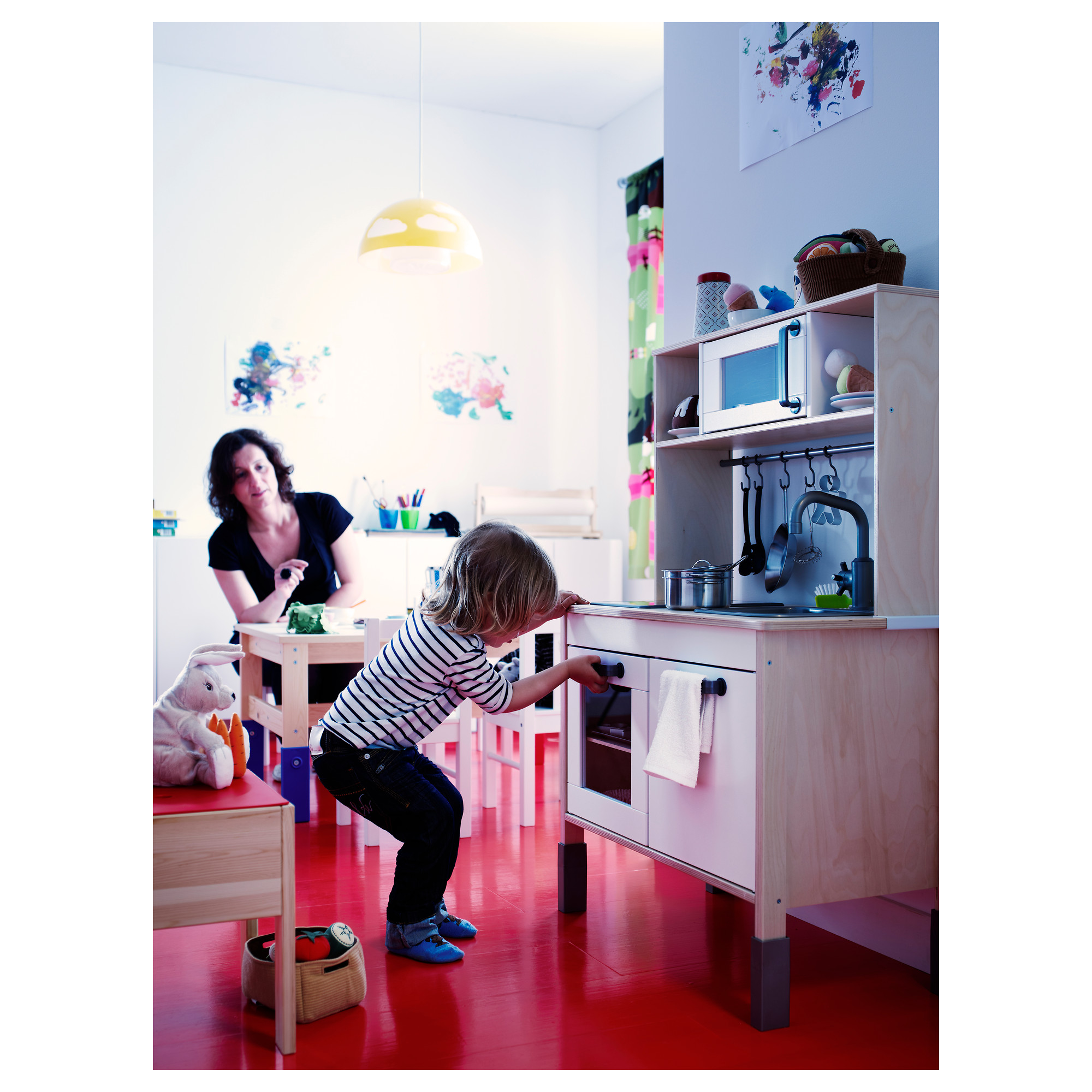 Безопасность детей на кухне: чем занять ребенка пока мама готовит