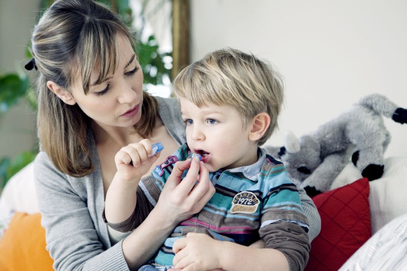 Почему у новорожденного белый налет на язычке – что делать и как убрать?