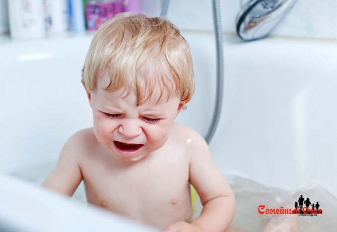 Ребенок боится мыть голову: что делать?
