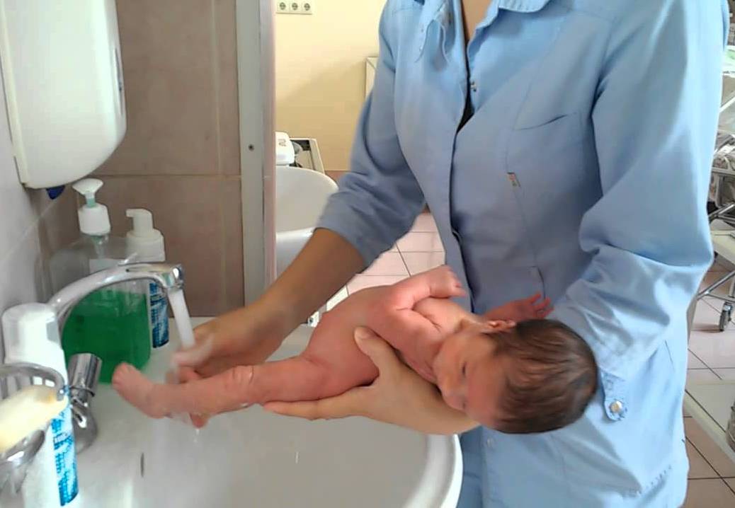 Как подмывать новорожденную девочку и мальчика | уроки для мам