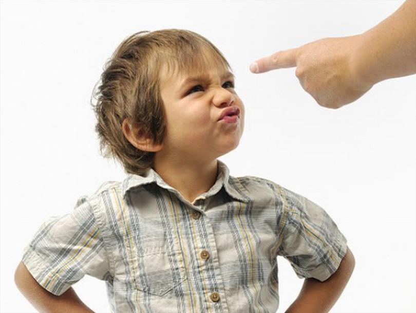 Почему ребенок все время требует подарки и что делать родителям