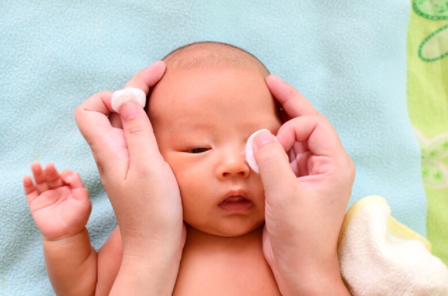 Слезится глаз у ребенка — возможные причины выделения слезной жидкости