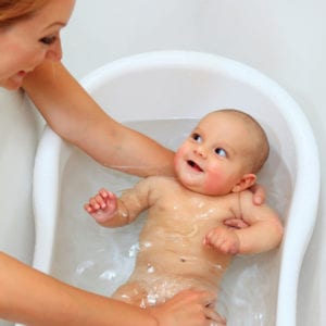 Как правильно купать новорожденных детей