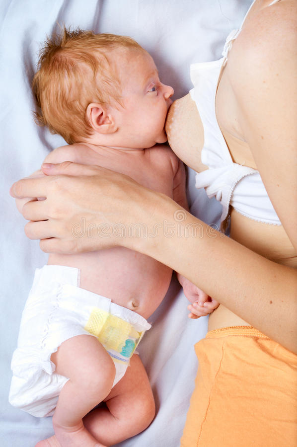 Новорожденный ребёнок висит на груди | уроки для мам