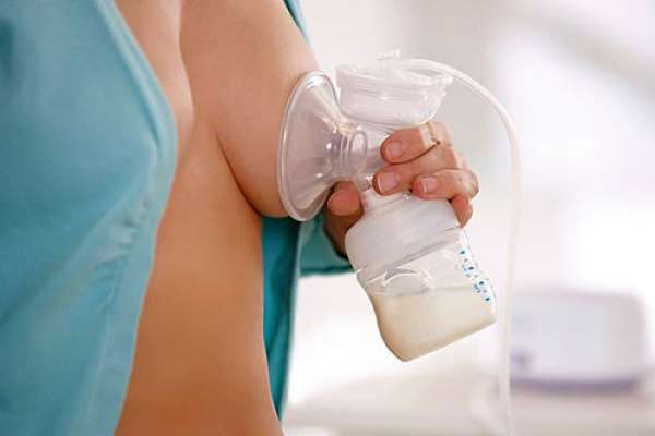 Можно ли кормить ребенка при температуре у мамы грудным молоком