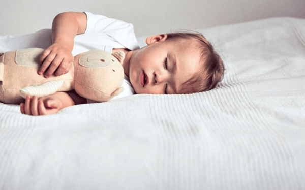 Ребенок спит только на руках — что делать