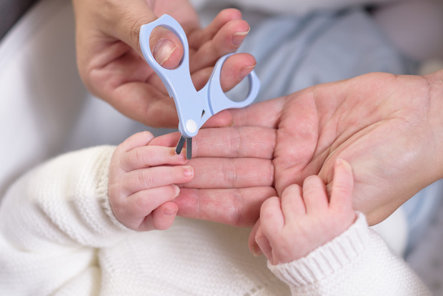 Когда новорожденному можно начинать стричь ногти и как правильно это сделать?
