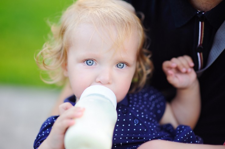 Можно ли давать коровье молоко детям до года