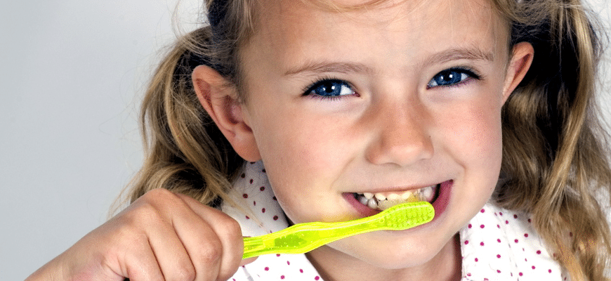 Когда начинать чистить зубы малышам