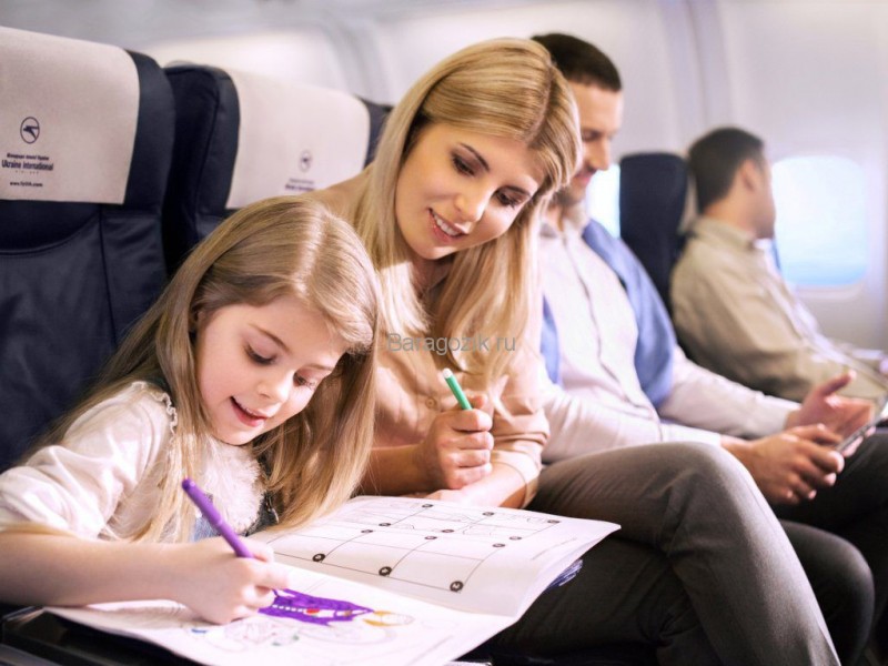 Как развлечь ребенка в самолете: 20 идей