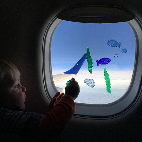 Как развлечь ребенка в самолете: 20 идей