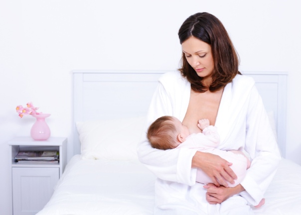 Простуда при грудном вскармливании: что делать маме?